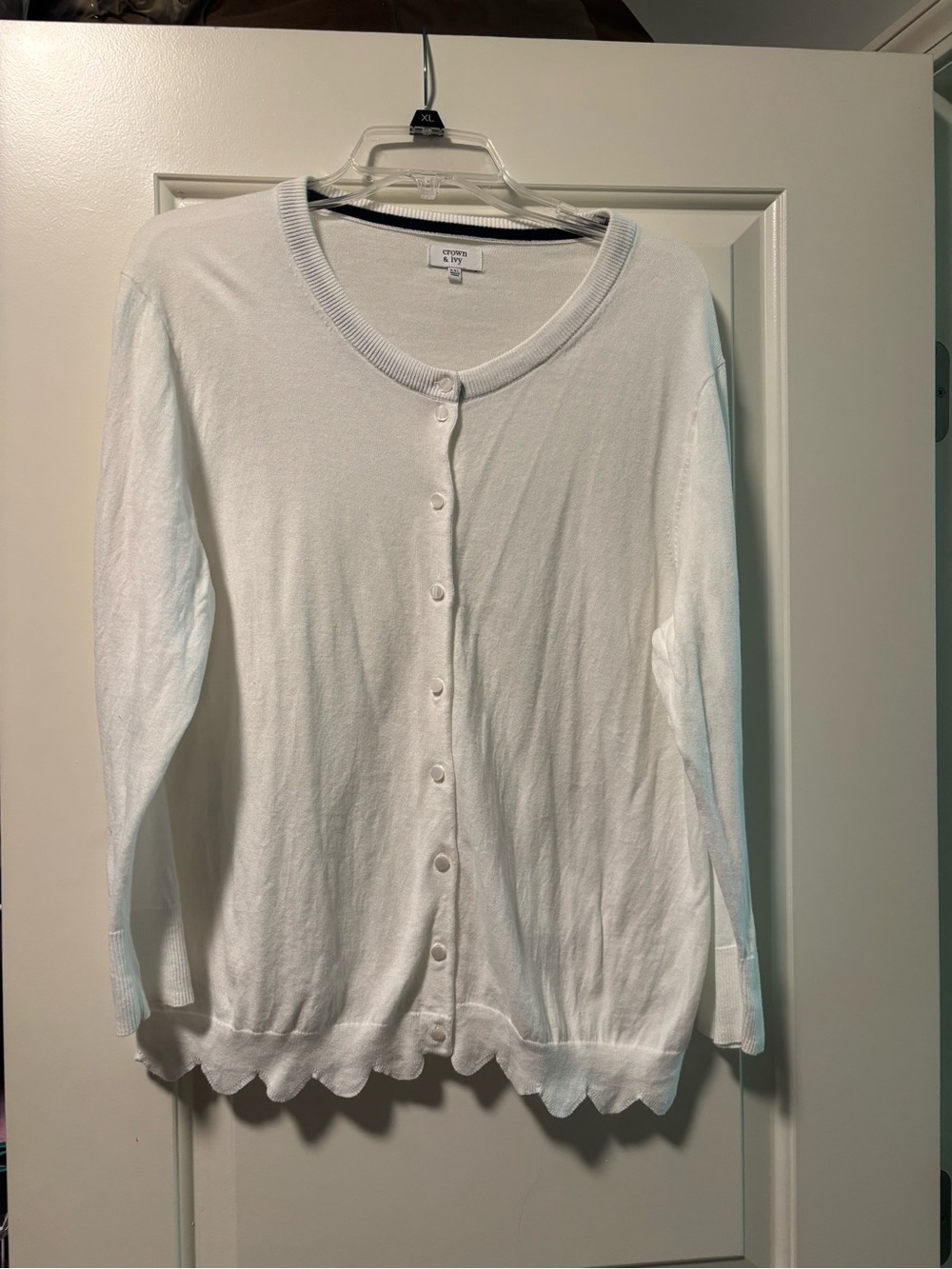 Crown and Ivy White Button-Front Scallop-Hem Cardigan
